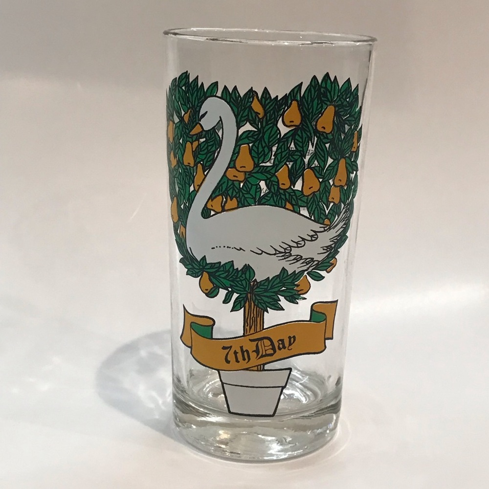 Vintage 1980s Anchor Hocking 12 Days of Christmas glass tumbler.